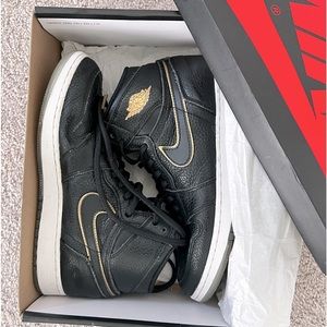 NIKE JORDAN 1/ Black & Gold/ Mid